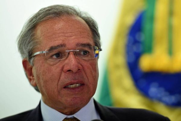 Bolsonaro cobra Guedes a entregar crescimento mínimo de 2% neste ano